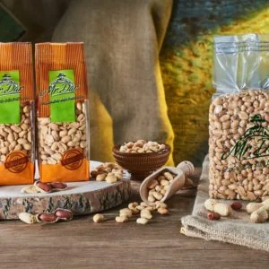 Roasted and salted peanuts kernels
