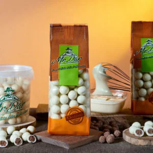 Cereali al cacao ricoperti di cioccolato bianco